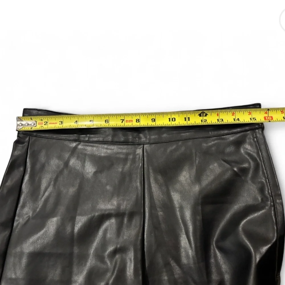 Everbellus Black Faux Leather High Waisted Structured Shorts Size Medium
